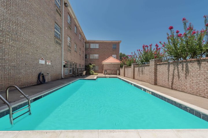 Mainstay Suites Addison - thumb 4