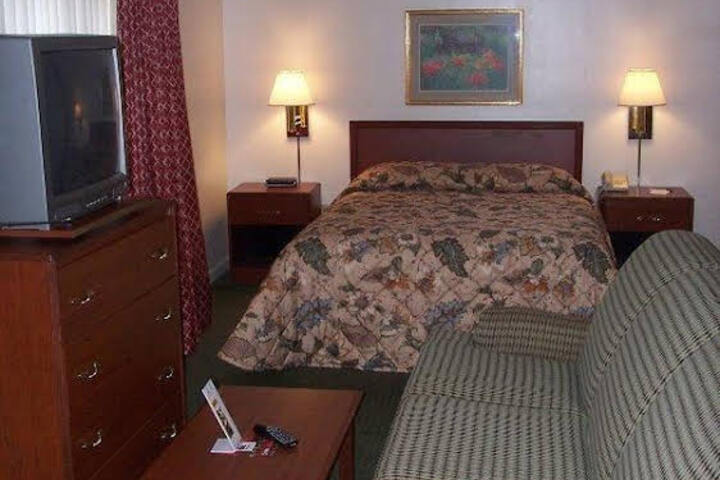 Huntsville Hotel & Suites - thumb 2