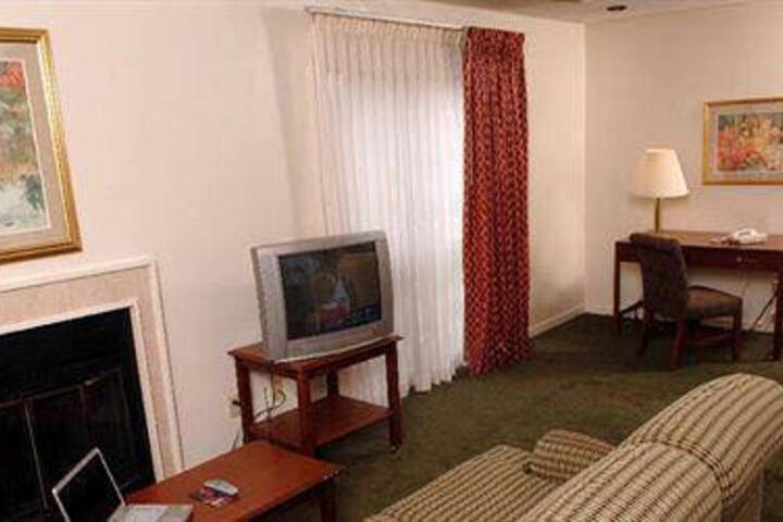 Huntsville Hotel & Suites - thumb 4