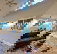 Snowline Cabin 69 - An Elegant Country Family Home - Accommodation Los Angeles