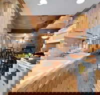 Spruce Fly - Accommodation Los Angeles