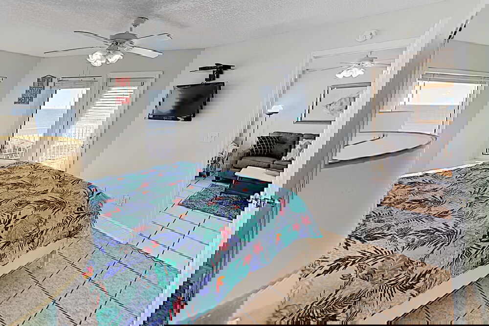 Walk Everywhere! Charming Gulf View W / Pool 2 Bedroom Condo - thumb 3