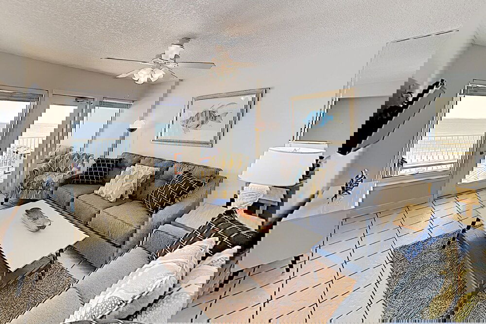 Walk Everywhere! Charming Gulf View W / Pool 2 Bedroom Condo - thumb 6