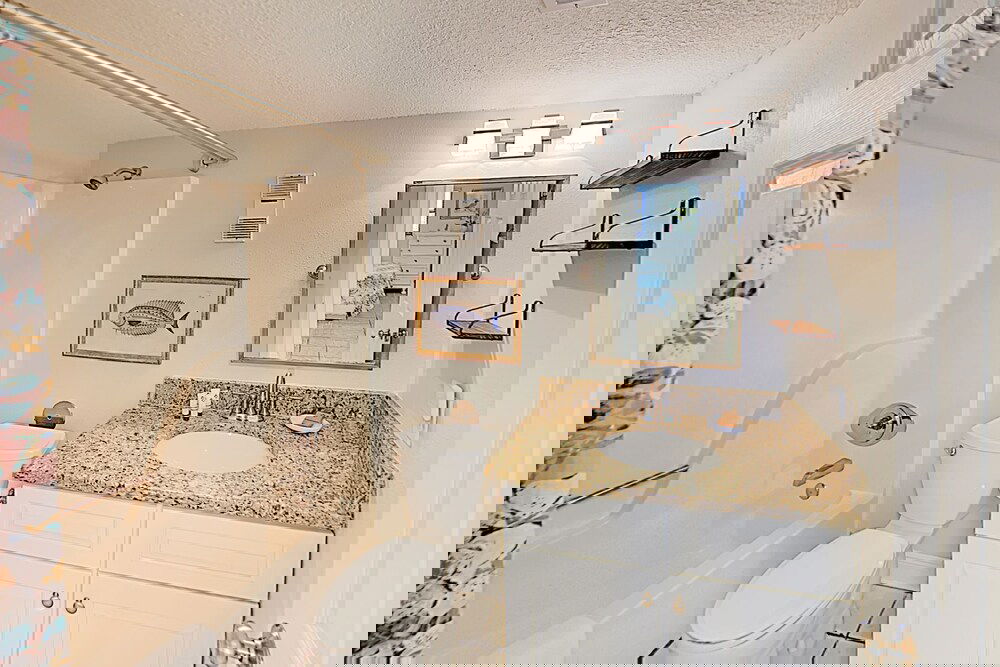 Walk Everywhere! Charming Gulf View W / Pool 2 Bedroom Condo - thumb 4