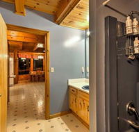 Lodge on 80 Acres w / Hot Tub 45 Min. to Asheville - Accommodation Los Angeles