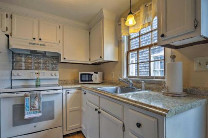 South Yarmouth Cottage Walk To Seaview Beach! - thumb 2