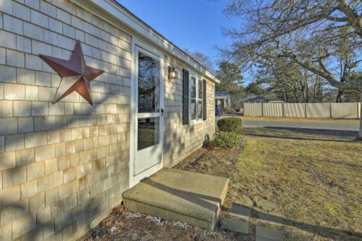 South Yarmouth Cottage Walk To Seaview Beach! - thumb 0