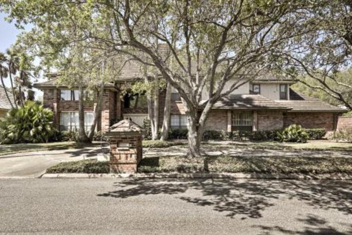 Lakefront Harlingen Home W / Pool Dock & Pool Table - thumb 4