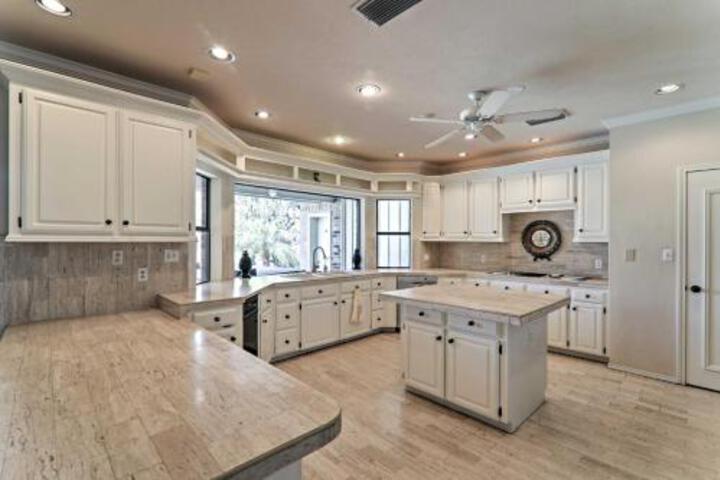 Lakefront Harlingen Home W / Pool Dock & Pool Table - thumb 2