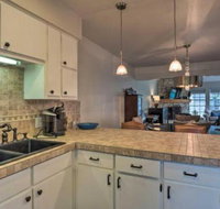 Horseshoe Bay Townhome w / Patio Walk to the Resort - Accommodation Los Angeles