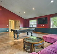 Large Home with Hot Tub Walk to Lake Michigan - Accommodation Los Angeles