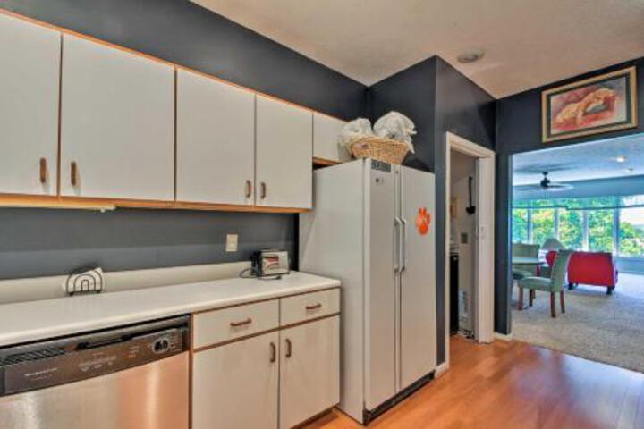 NEW Lake Keowee Resort Condo W / Lake Views & Pools - thumb 5