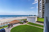 Oceanfront Daytona Beach Condo w / View  Pool