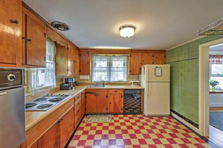 Alluring 3BR South Yarmouth Home Near Beaches! - thumb 2