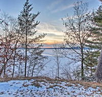 Waterfront Retreat on 2 Acres w / Deck  View - Accommodation Los Angeles