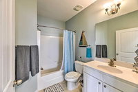 Surf City Condo w / Pool 2 Mi to the Coast