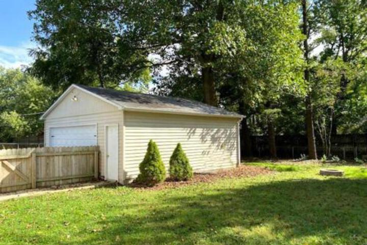 A Little Slice Of Champaign Illinois Charm! Whole Home For Rent In Champaign - thumb 5