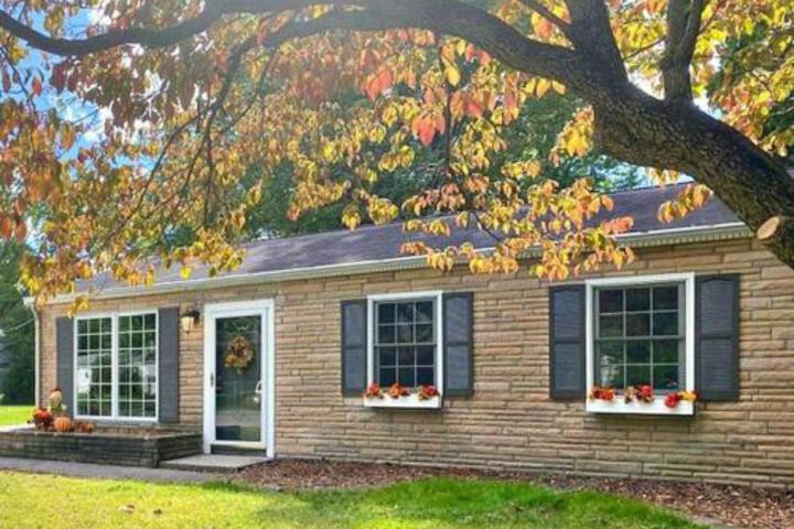 A Little Slice Of Champaign Illinois Charm! Whole Home For Rent In Champaign - thumb 2