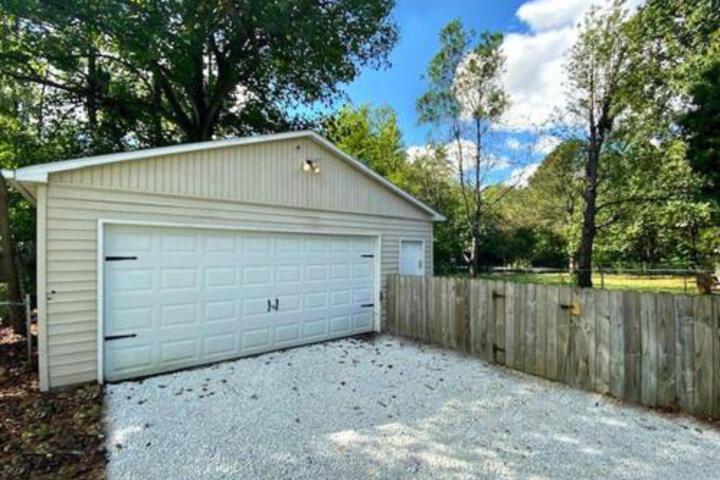 A Little Slice Of Champaign Illinois Charm! Whole Home For Rent In Champaign - thumb 6