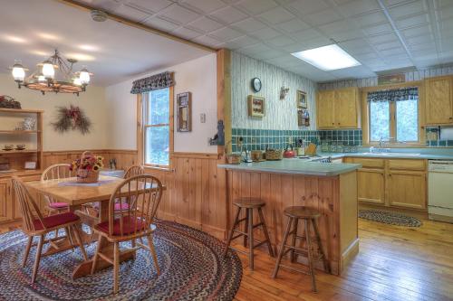 Ark Gull Pond Home With Walk In Area To The Water - thumb 3