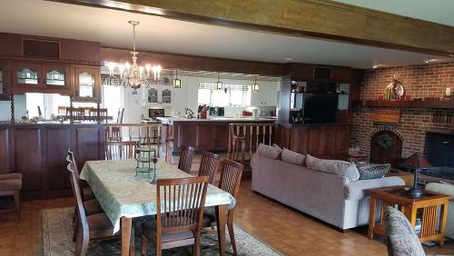Alpine Meadows Lodge Beautiful Home On 7 Acres Of Land Just A Mile From Main Street - thumb 1