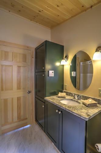 Beach Front Retreat Private Home On Mooselookmeguntic Lake - thumb 1