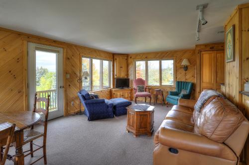Blue Spruce Close To Town With Views Of Rangeley Lake - thumb 2