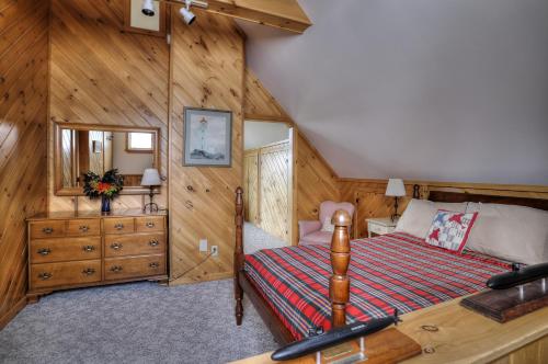 Blue Spruce Close To Town With Views Of Rangeley Lake - thumb 6