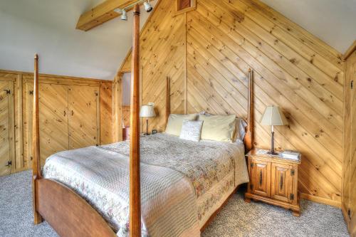 Blue Spruce Close To Town With Views Of Rangeley Lake - thumb 1