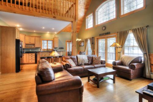 Beautiful 4 Bedroom 3 Bath Home On Haley Pond. Great Amenities & Close To Town. - thumb 5