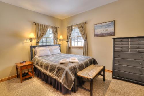 Beautiful 4 Bedroom 3 Bath Home On Haley Pond. Great Amenities & Close To Town. - thumb 1