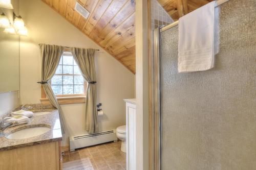 Beautiful 4 Bedroom 3 Bath Home On Haley Pond. Great Amenities & Close To Town. - thumb 3