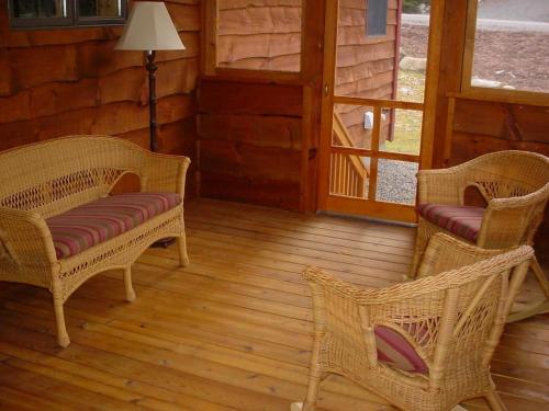 Beautiful 4 Bedroom 3 Bath Home On Haley Pond. Great Amenities & Close To Town. - thumb 2