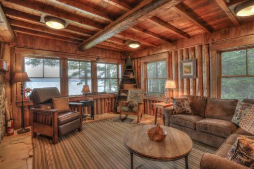 Breakwater Lodge Gorgeous Home On The Eastern Shore Of Mooselookmeguntic Lake - thumb 2