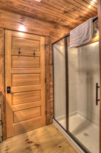 Breakwater Lodge Gorgeous Home On The Eastern Shore Of Mooselookmeguntic Lake - thumb 1