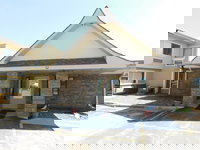 Days Inn by Wyndham West Branch Iowa City Area