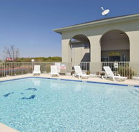 Super 8 by Wyndham Canton - Accommodation Los Angeles