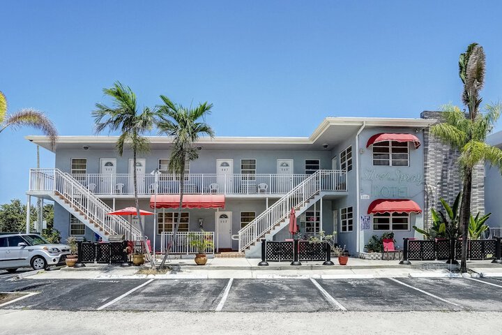 Silver Spray Motel - thumb 2