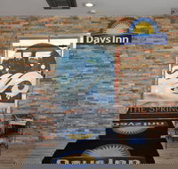 Days Inn by Wyndham Fort Myers Springs Resort - Accommodation Los Angeles