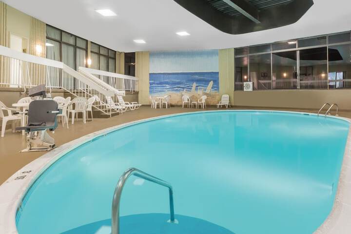 Clarion Hotel & Suites - thumb 3