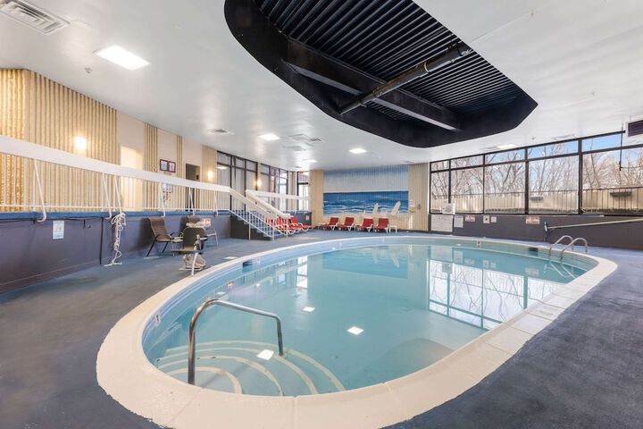 Clarion Hotel & Suites - thumb 4