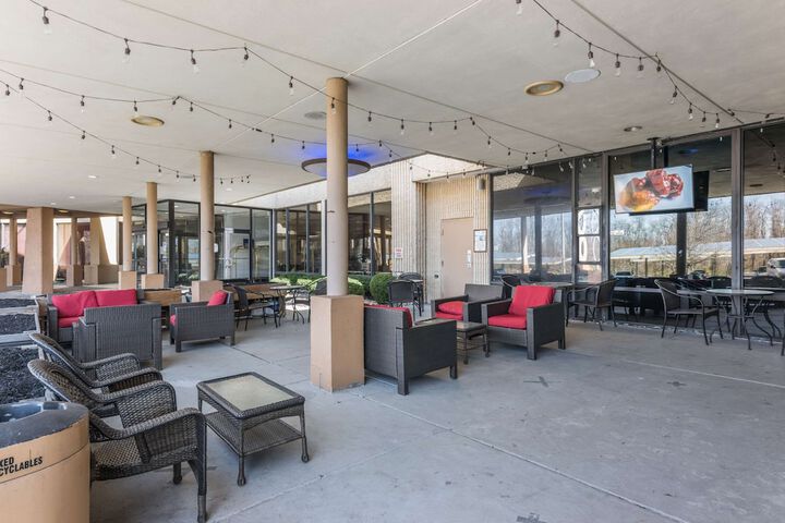 Clarion Hotel & Suites - thumb 7