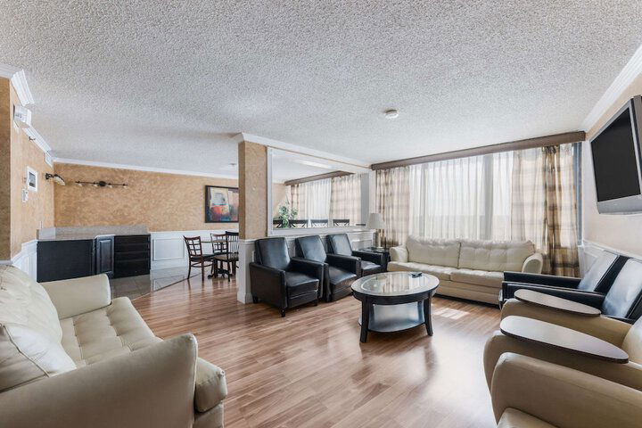 Clarion Hotel & Suites - thumb 5