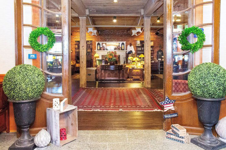 The Common Man Inn & Restaurant - thumb 3