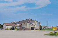 Super 8 by Wyndham Charles City