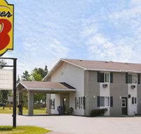 Super 8 by Wyndham Iron Mountain - Accommodation Los Angeles