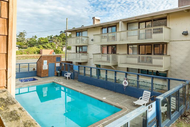 Cozy Cove Beachfront Resort Inn - thumb 1