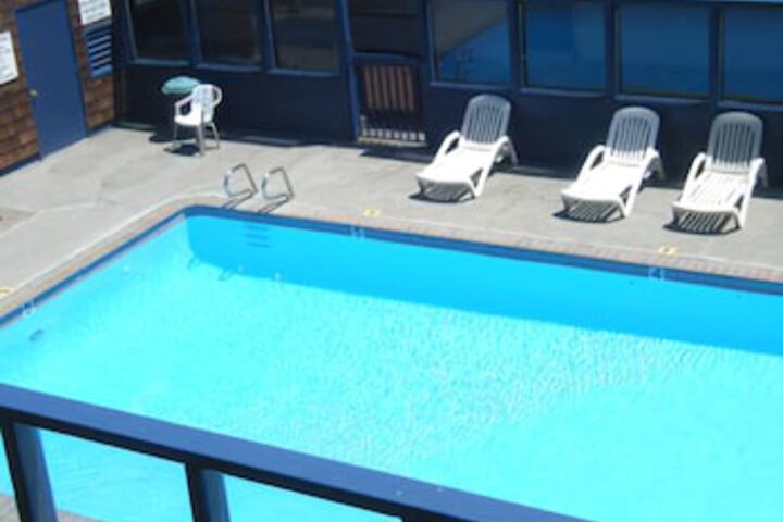 Cozy Cove Beachfront Resort Inn - thumb 3