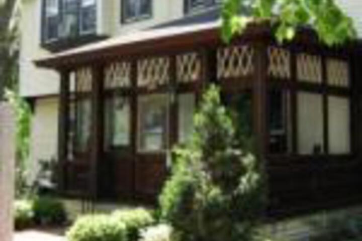 Longwood Inn - thumb 0