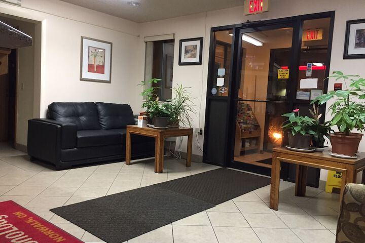 Econo Lodge Norwalk - thumb 5